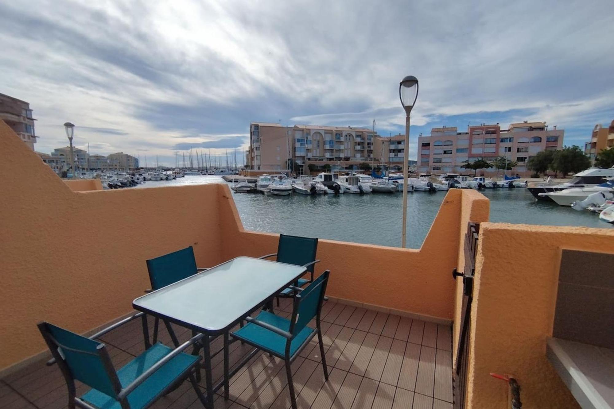 A Balcony Overlooking The Marina Apartment Frontignan